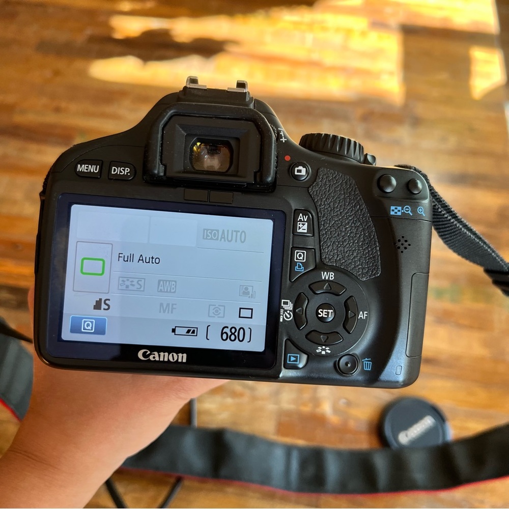 Canon EOS Rebel T2i DSLR Camera with EF-S 18-55mm f/3.5-5.6 IS Lens - Picture 8 of 10